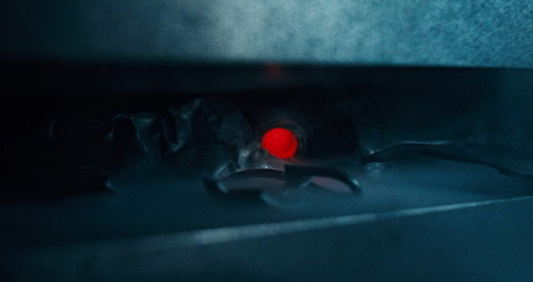 Остались от Терминатора фольга, лампочка и сигаретный дым