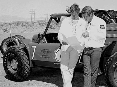 Актер Стив Маккуин (Steve McQueen) и его дублер Бад Экинс (Bud Ekins) на съемочной площадке картины «Великий побег» (1962). Актер Стив Маккуин (Steve McQueen) и его дублер Бад Экинс (Bud Ekins) на съемочной площадке картины «Великий побег» (1962).