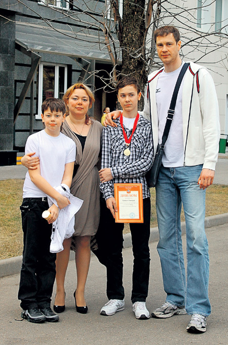 2011 год. Алексей Валерьевич вместе с сыновьями Лёшей (крайний слева), Димой и женой Татьяной. Вскоре семья распалась