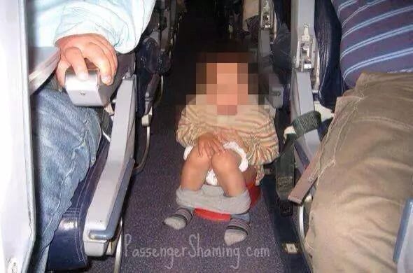 Родители этого малыша, наверное, не знают, что в самолете предусмотрен туалет.
