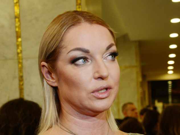«Запела?»: Волочкова в образе русалки представила кадр из старого клипа
