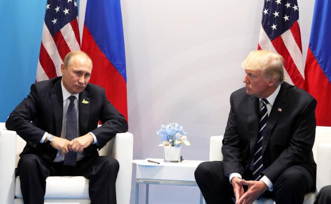 На фото: президент России Владимир Путин ипрезидент США Дональд Трамп (слева направо)