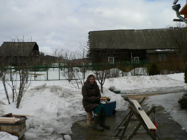 помогаю, подаю вагонку.