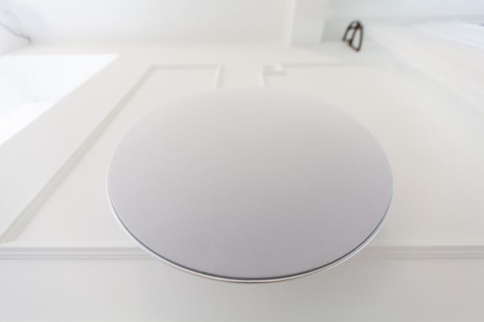 безпроводная колонка усиливающая звук работает через Wi-fi Новоселье в чистом, белом интерьере