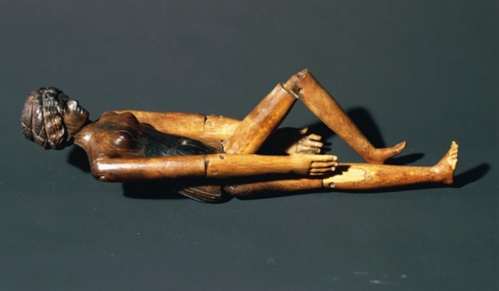Деревяная кукла из сагкофага Крепереи Трифены.