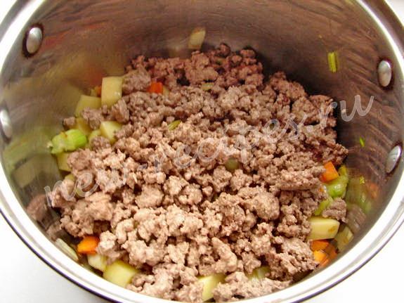 соединяем фарш с овощами и бульёном соединяем фарш с овощами и бульёном