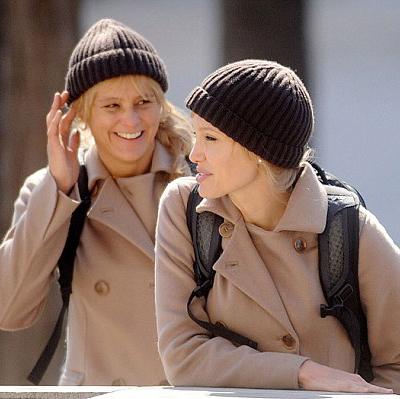 Анджелина Джоли (Angelina Jolie) и ее дублерша Юнис Хутарт (Eunice Huthart) в фильме «Солт» (2010). Анджелина Джоли (Angelina Jolie) и ее дублерша Юнис Хутарт (Eunice Huthart) в фильме «Солт» (2010).