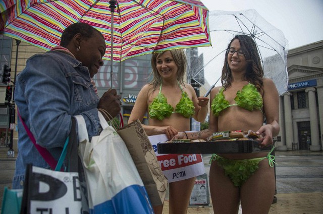Девушки раздают вегетарианские бургеры в Вашингтоне в перддверии Дня Памяти павших.