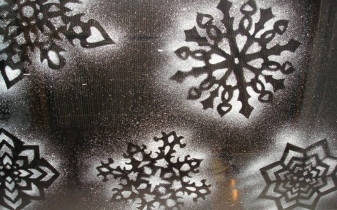Новогодний снежный рисунок на окне, который без труда отмывается водой