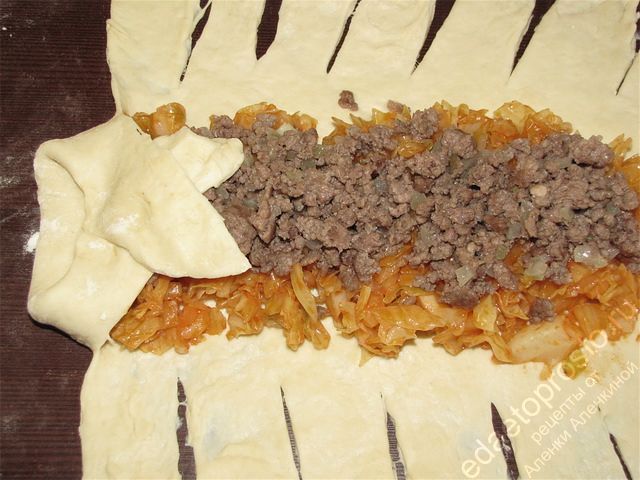 Заплести тесто косичкой. пошаговое фото приготовления кулебяки