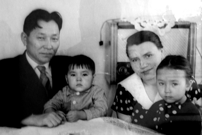 Сергей Шойгу в детстве с родителями. Фото Сергей Шойгу в детстве с родителями. Фото