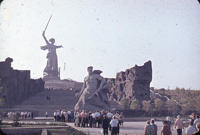 Вид на монумент «Родина-мать зовёт!» на Мамаевом кургане в 1967 году. Вид на монумент «Родина-мать зовёт!» на Мамаевом кургане в 1967 году.