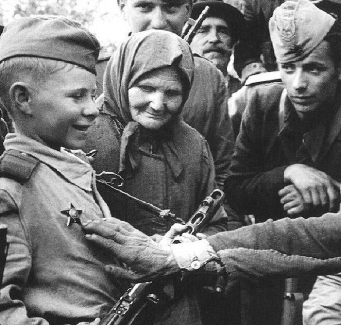 Спасибо вам за весну и свободу! 25 душещипательных кадров Второй мировой войны.