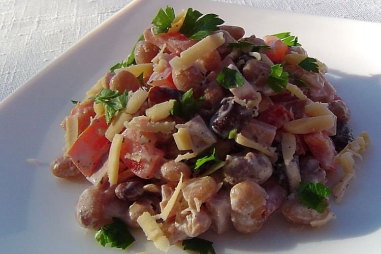 Салат с фасолью, помидорами и сыром