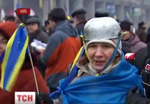 Кастрюли на голову - мозги в мусорное ведро. Два года знаковому перформансу Кастрюли на голову - мозги в мусорное ведро. Два года знаковому перформансу