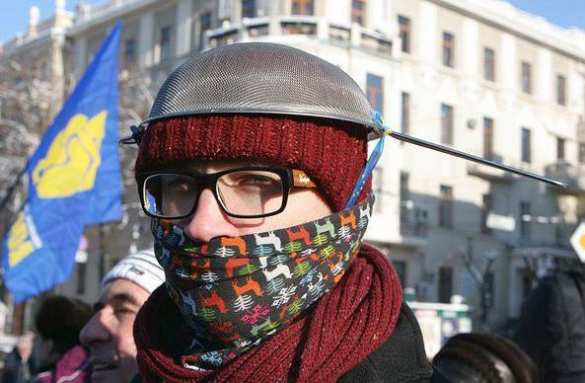 Кастрюли на голову - мозги в мусорное ведро. Два года знаковому перформансу Кастрюли на голову - мозги в мусорное ведро. Два года знаковому перформансу