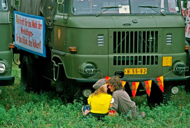 Солдат наедине с девушкой во время авиашоу в Магдебурге в 1974 году винтаж, германия, люди, фото