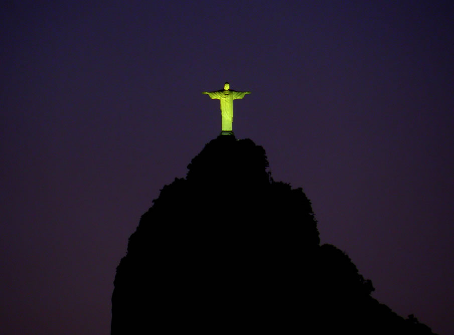 Cristo Redentor — знаменитая статуя Христа с распростёртыми руками на вершине горы Корковаду в Рио-де-Жанейро