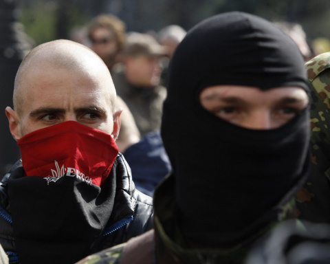 "Правый сектор" соберется возле администрации Порошенко, призывая солдат не подчиняться начальству