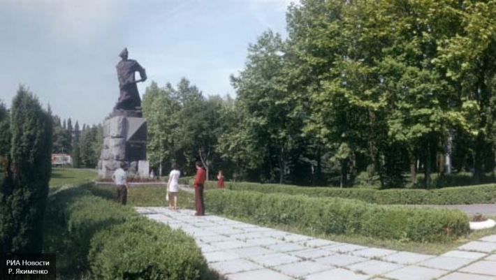 Разрушения трех советских памятников в Киеве никто не заметил