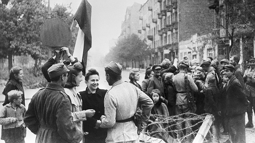 Мирные жители Варшавы и бойцы Красной армии. Освобождение Польши