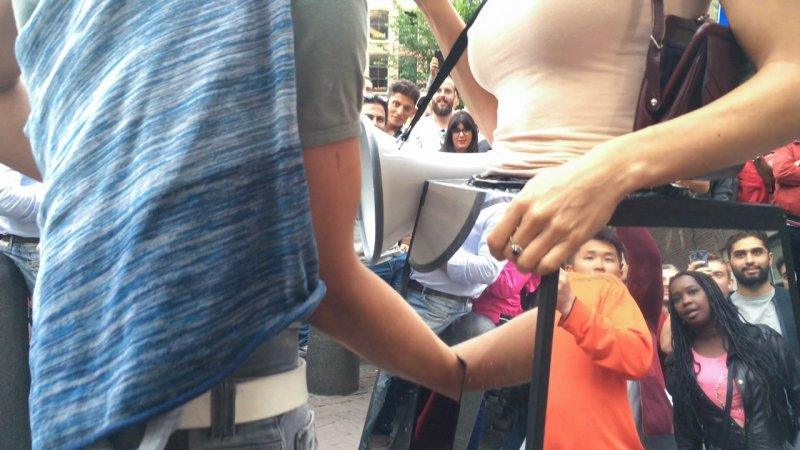 Швейцарская художница предложила всем желающим потрогать ее половые органы и грудь Швейцарская художница предложила всем желающим потрогать ее половые органы и грудь