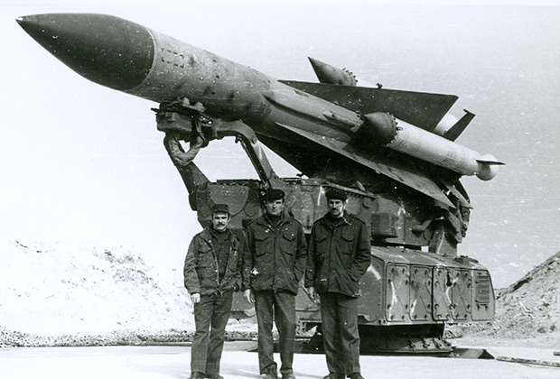 Офицеры советского 231-го зенитного ракетного полка на позиции ЗРК С-200ВЭ «Вега». Сирия, 1983 год.