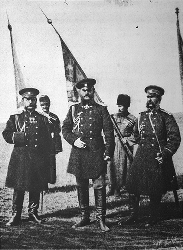 Cлева направо: генерал-адъютант князь Д.И. Святополк-Мирский, великий князь Михаил Николаевич, генерал-адъютант граф М.Т. Лорис-Меликов. Карс (1877)