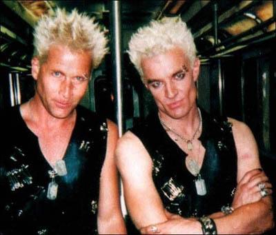 Джеймс Марстерс (James Marsters), Спайк из «Баффи...», и его дублер-каскадер. Джеймс Марстерс (James Marsters), Спайк из «Баффи...», и его дублер-каскадер.