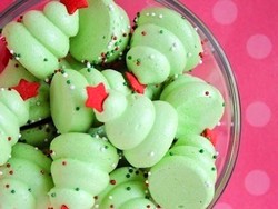 Ёлочки-безе: вкусное украшение новогоднего стола