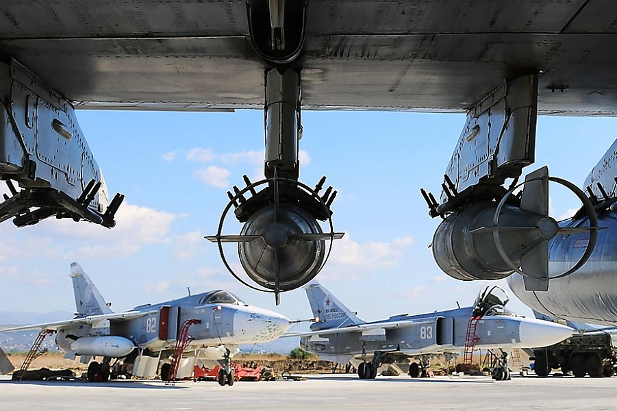 Обычные железные бомбы на пилонах Су-24М в Латакии.png
