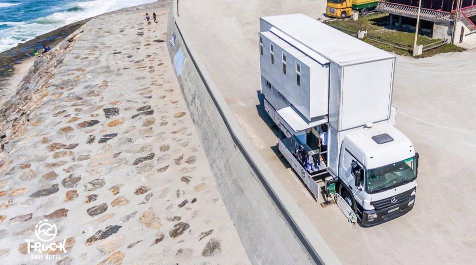 Mercedes Actros превратили в двухэтажный отель для серфинга