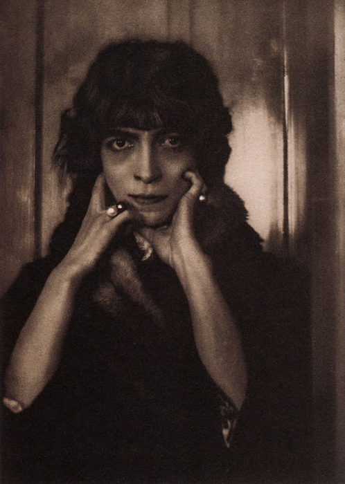 Marchesa Luisa Casati,    .