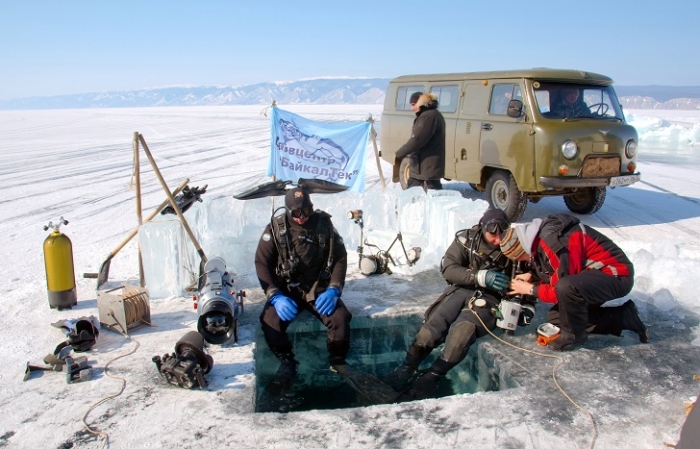 Погружение под лед Байкала