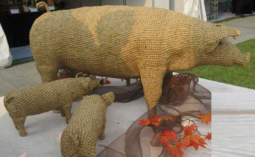 Поделки для сада могут посоперничать с садовой скульптурой - Поделки для сада: уникальное семейство свинок