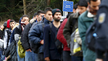 Беженцы переходят границу Германии и Австрии Беженцы переходят границу Германии и Австрии