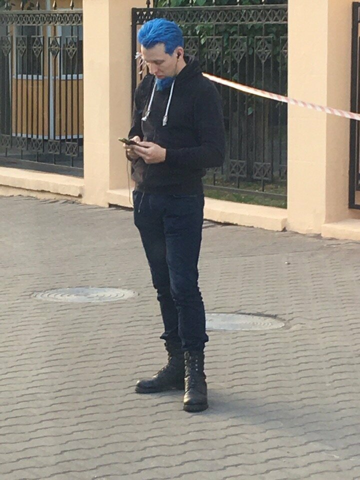Голубой цвет нынче в моде Голубой цвет нынче в моде метро, мода, одежда, прикол, стиль, улица, чудики, юмор