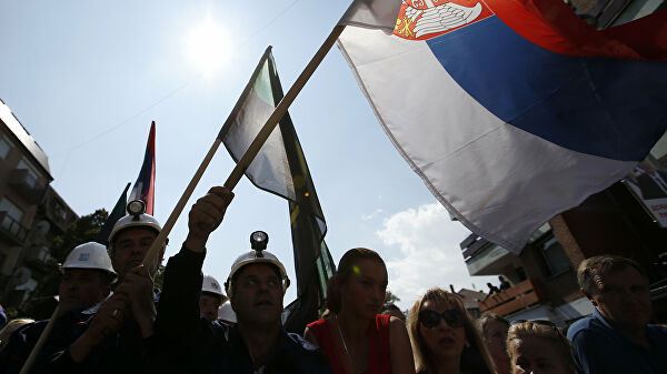 Сербы Косово с флагом Сербии во время митинга Сербы Косово с флагом Сербии во время митинга