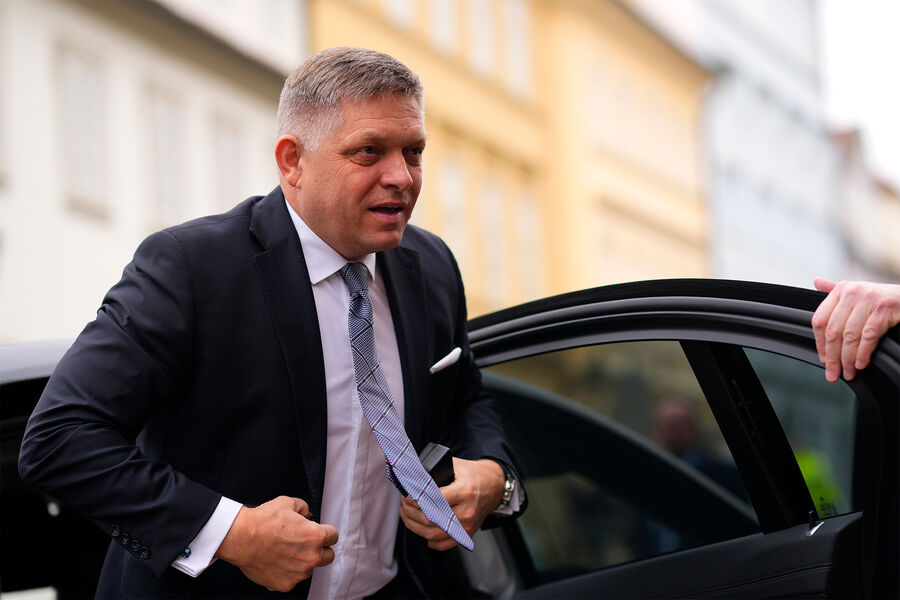 Фицо заявил, что некоторые страны ЕС не хотят разрешать пролет его самолета в РФ