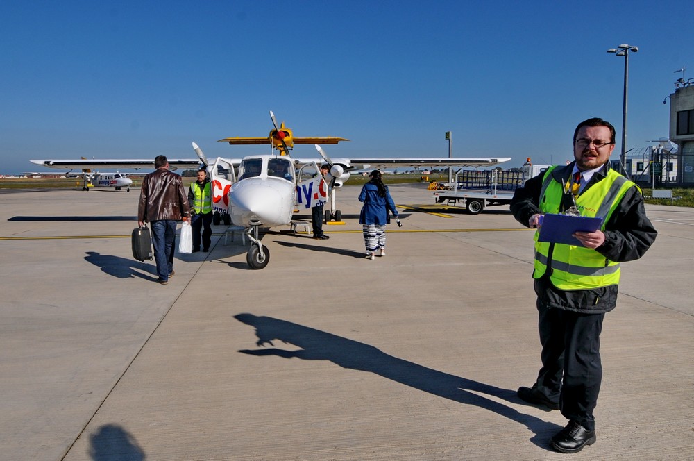 Посадка пассажиров в Трайсландер в аэропорту Гернси