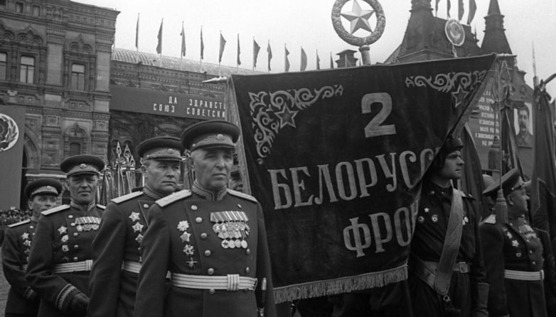 Мифы и легенды Парада Победы: Сталин, упавший с коня, и «власовский флаг» Мифы и легенды Парада Победы: Сталин, упавший с коня, и «власовский флаг»