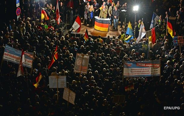Тысячи немцев вышли на улицы с требованием отставки Меркель