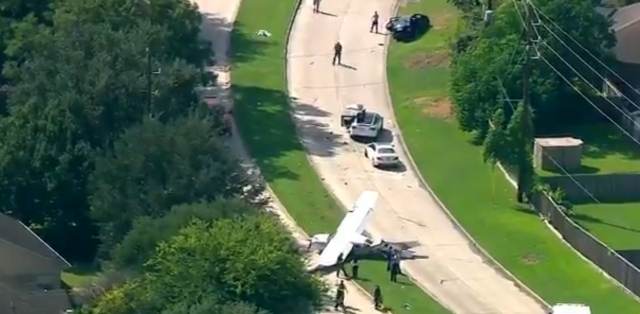 В США легкомоторный самолет упал на шоссе