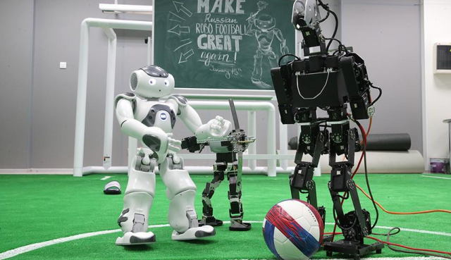 Ученые в России приступили к тренировке двух команд роботов-футболистов