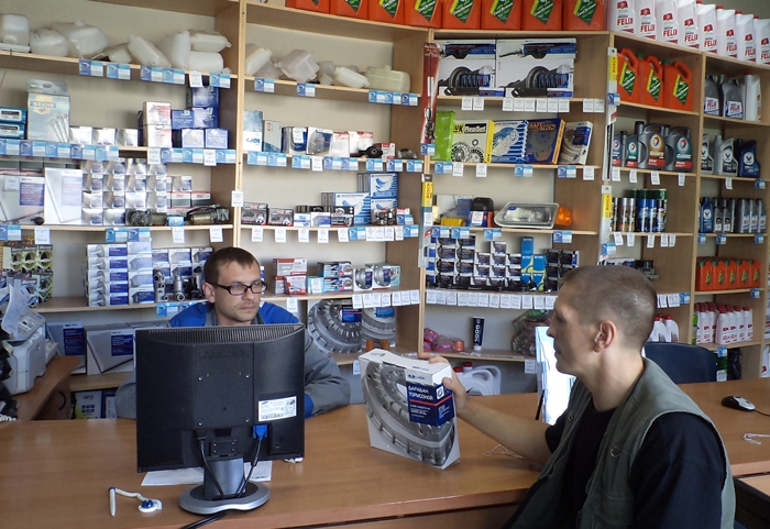 В универсальных магазинах запчастей цены обычно ниже, чем на фирменных сервисах. | Фото: intei.ru. В универсальных магазинах запчастей цены обычно ниже, чем на фирменных сервисах. | Фото: intei.ru.