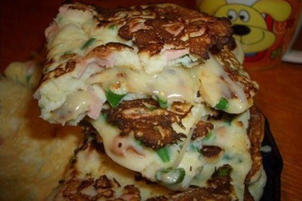 Быстрая лепешка с сарделькой и сыром Быстрая лепешка с сарделькой и сыром