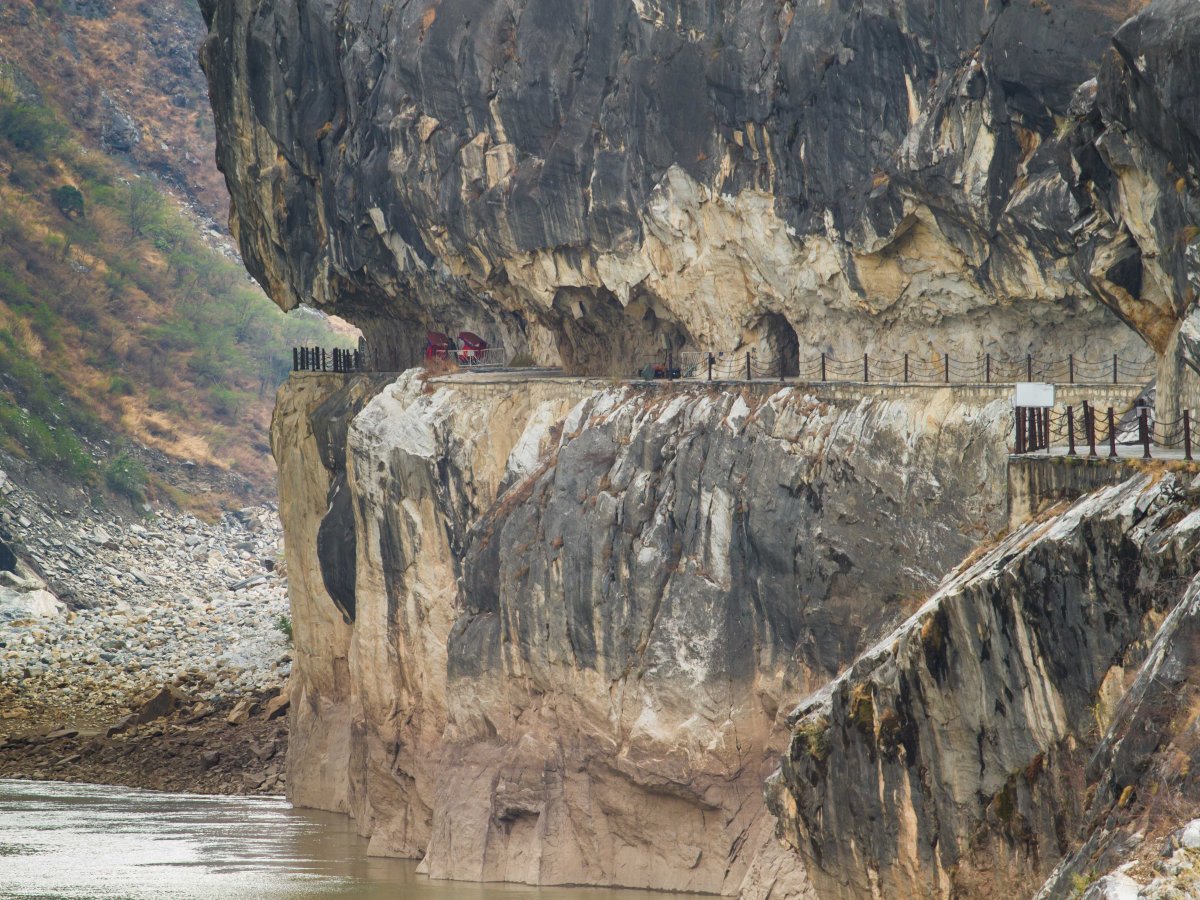 trek-down-tiger-leaping-gorge-in-lijiang-and-admire-the-incredible-landscape