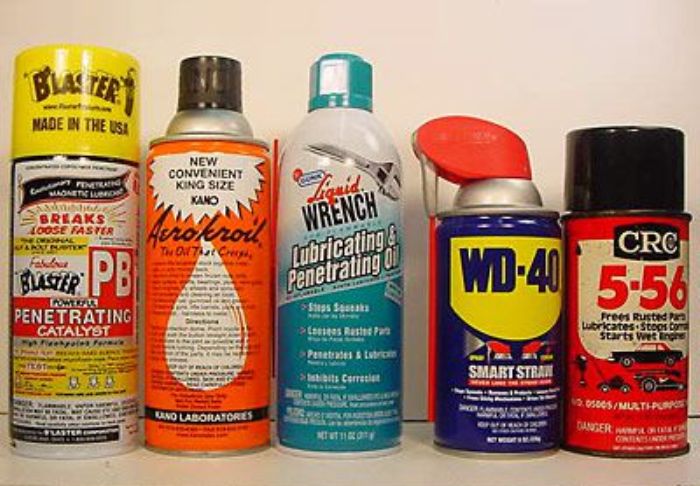 Знаменитое средство WD-40 и его аналоги. | Фото: popularmechanics.com. Знаменитое средство WD-40 и его аналоги. | Фото: popularmechanics.com.
