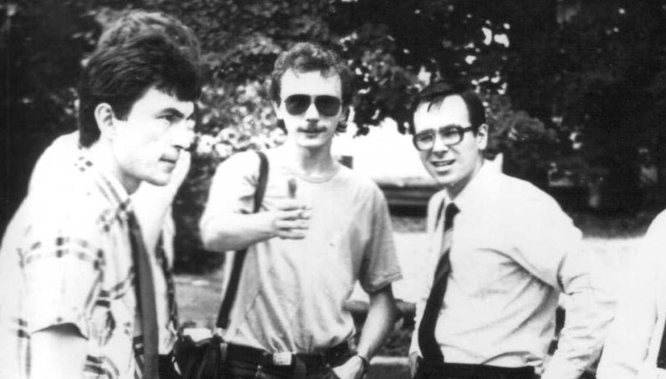 Константин Смирнов (в центре) в ожидании диплома, 1988 г.