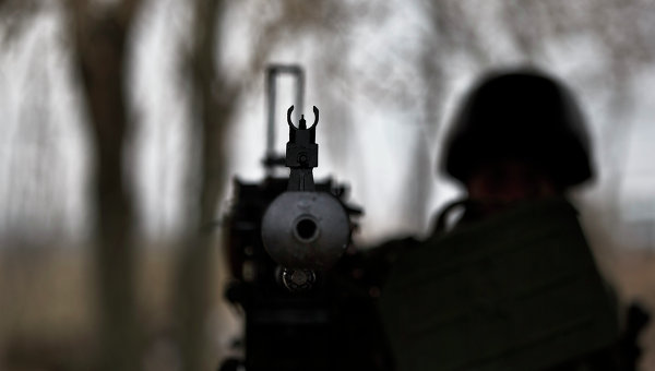 Солдат ВСУ с крупнокалиберным пулеметом на блокпосту в Донбассе. Архивное фото